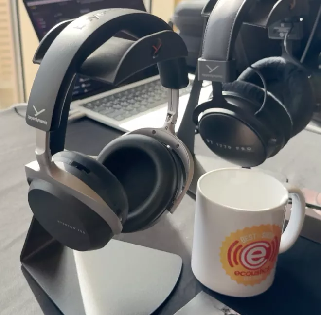 CES 2025에서 eCoustics Best in Show Mug와 함께하는 Beyerdynamic AVENTHO 300 무선 헤드폰