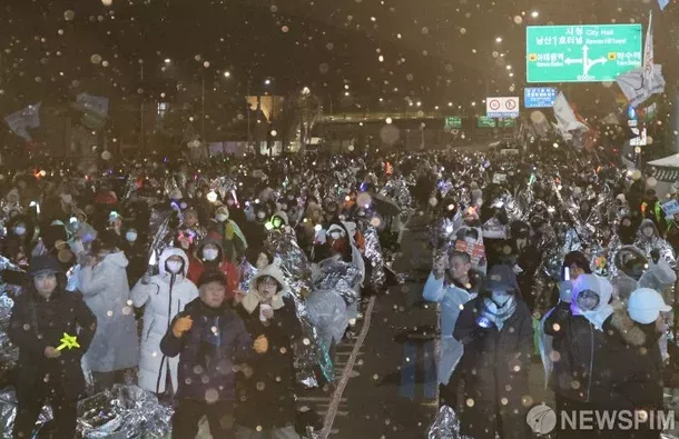 새벽 눈 내리는 한남동의 윤석열 체포